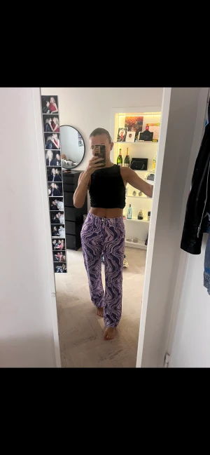 Jeans - Coola mönstrade jeans, storlek 36. Knappt använda. Möts i Stockholm och köpare står för eventuell frakt💜