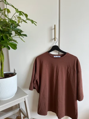 Brun t-shirt - Bomulls t-shirt använd ett fåtal gånger i oversized modell