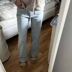 Jeans från mango. Storek 32. Jag är 165.