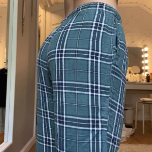 Rutiga pyjamasbyxor  - Gröna rutiga pyjamasbyxor från h&m som jag säljer då jag inte använder dom. Sköna och så mysiga nu till hösten och vintern. Storlek S🤎 säljer för 90kr + frakt