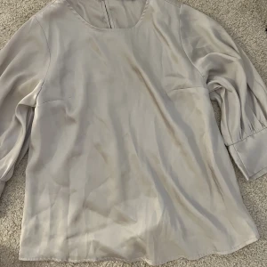 Söt blus - Säljer denna blus som aldrig kommer till användning💕