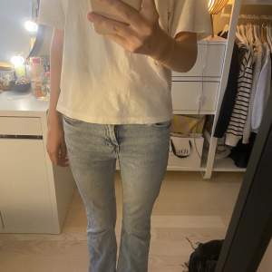 ljusblåa bootcut jeans💘