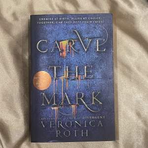 Carve the mark av Veronica Roth på engelska. Väldigt fint skick! FRI FRAKT