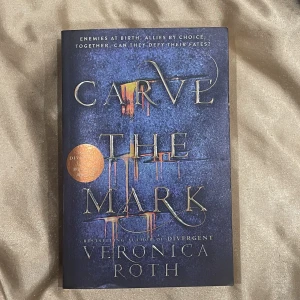 Carve The Mark - Carve the mark av Veronica Roth på engelska. Väldigt fint skick! FRI FRAKT