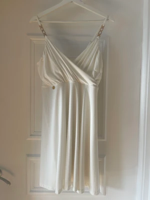 Kort klänning  - Säljer en kort vid klänning från Bubbleroom som endast är använd 1 gång. Passar en storlek S/M