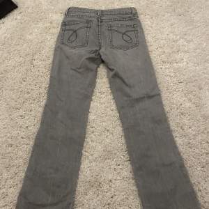 grå jeans köpta i second hand affär, därav vet jag inre märket❤️ säljer pga att de är för små! köpare står för frakt🫶🏼