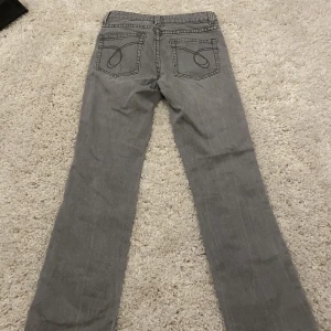 grå jeans 34 - grå jeans köpta i second hand affär, därav vet jag inre märket❤️ säljer pga att de är för små! köpare står för frakt🫶🏼