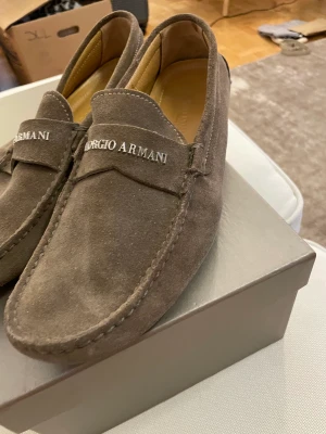 Giorgio Armani Loafers - Knappt använda loafers från Giorgio Armani. Ord. Pris 3399 Storlek 42