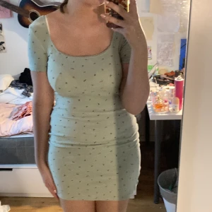 Blommig klänning  - Stretchig klänning  Kan vara stor i storlek  Blommönster  Square krage