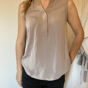 Beige blus - Beige blus med urringning ❤️