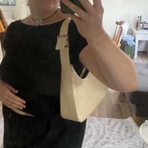 Beige större baguetteväska - Lite större baguetteväska i Aform. Får plats med mycket grejer: vattenflaska, nån mindre tröja, alla så nycklar och mobil osv  Beige färg i lite kontrastmönster  Exkl frakt  