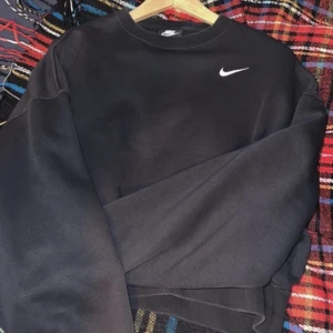 Oversized nine sweatshirt - Oversized men cropped nike sweatshirt! Sparsamt använd då den inte är min stil! Nästan som ny köpt för typ 400kr