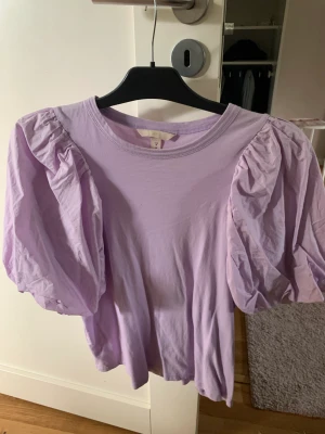 Lila topp💜 - Lila topp med ballongärmar från H&M, 80 kr + frakt💜