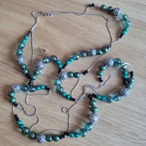 Långt halsband gröna pärlor  - Långt halsband som kan bäras i 1, 2 eller 3 varv  Gröna, svarta och silvriga pärlor 
