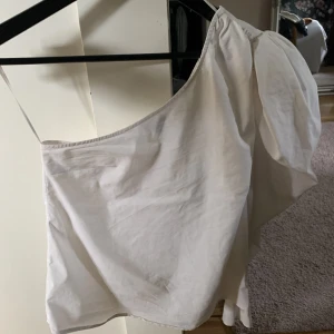Topp🤍 - Superfin one shoulder topp med ballongärm från gina tricot! Knappt använd! 80 kr + frakt🫶🏼