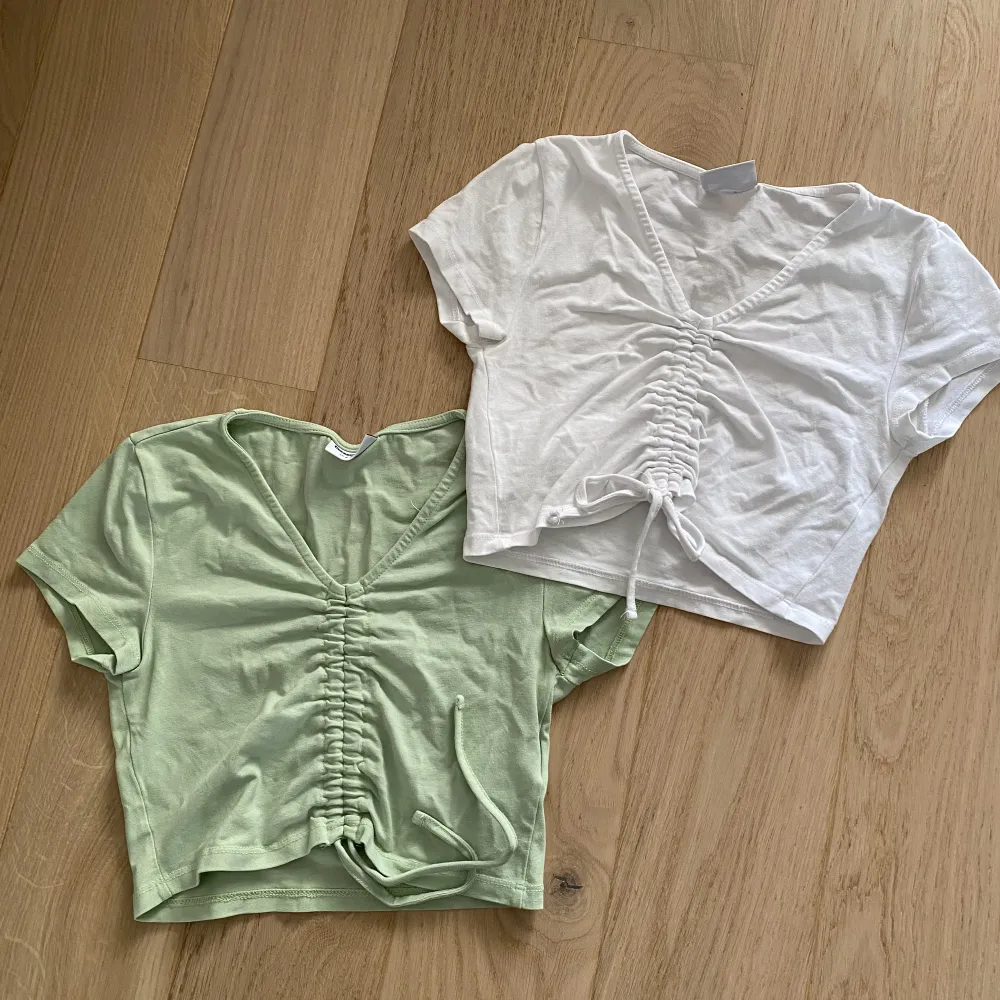 Två tröjor som knappt använts man kan köpa den separat. För en tröja kostar det 30:)💕. Toppar.