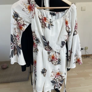 Byxdress - Fin byxdress från Parisisn, passat både storlek XS och S då den har respr i midjan