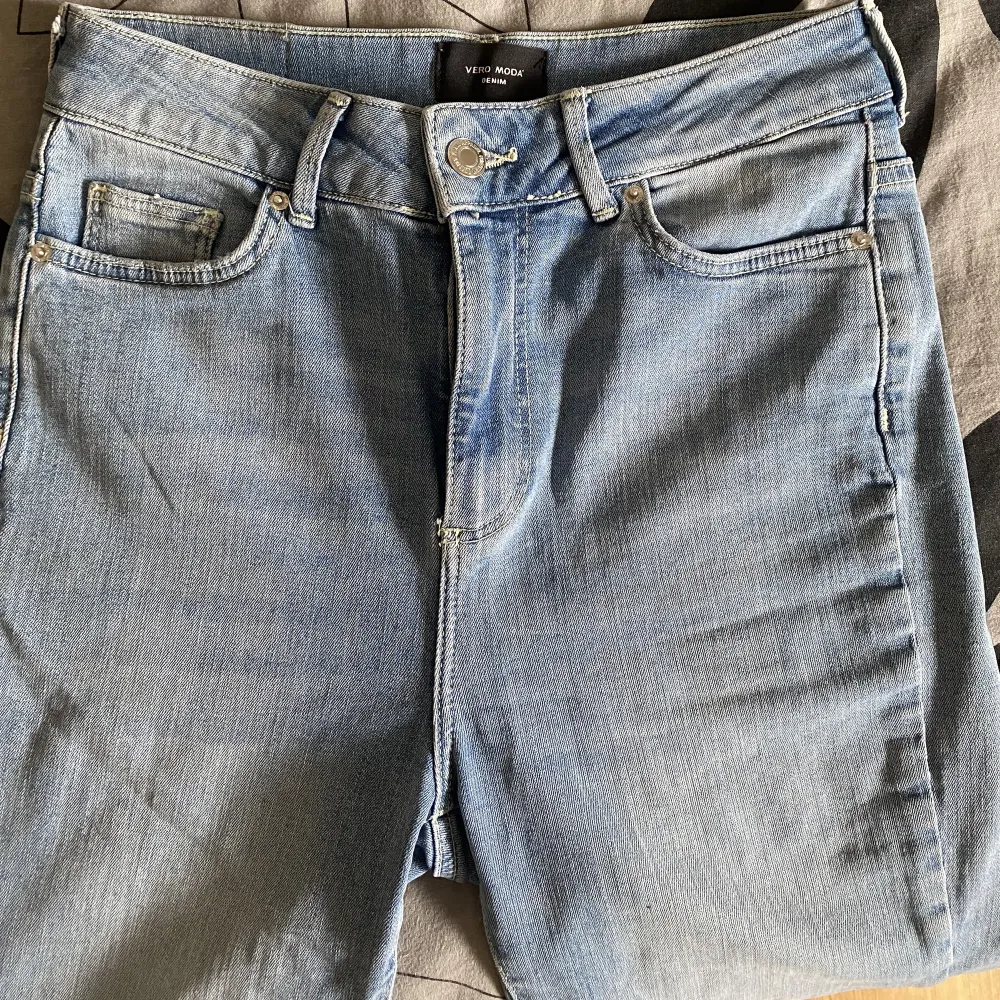 Ett par högmidjade jeans från vero moda. Säljer dem för de har aldrig kommit till användning och det är inte min stil. Jeans & Byxor.