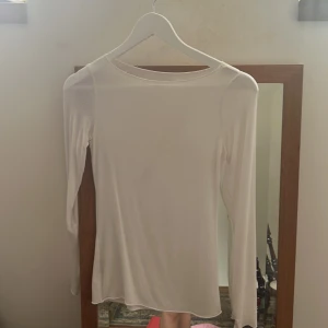 Vit intimissimi tröja  - Säljer eventuellt en Vit intimissimi tröja. Endast några få trådar annars bra skick. Storlek s. Säljer endast vid bra bud! Skriv vad ni kan ge. Tänk på att original priset på tröjan har höjts till 450.