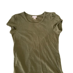 Olivgrön vintage topp - Jättefin olivgrön topp med puffiga ärmar. Köpte den secondhand så det är rätt så otydlig lapp så jag är inte så säker på storleken men skulle gissa Xs 🫶