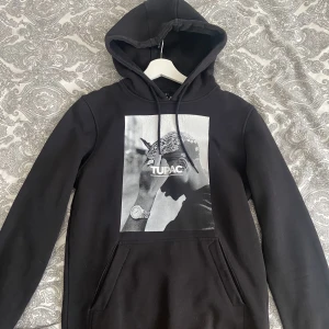 Tupac Hoodie - Tupac hoodie från junkyard i perfekt skick.