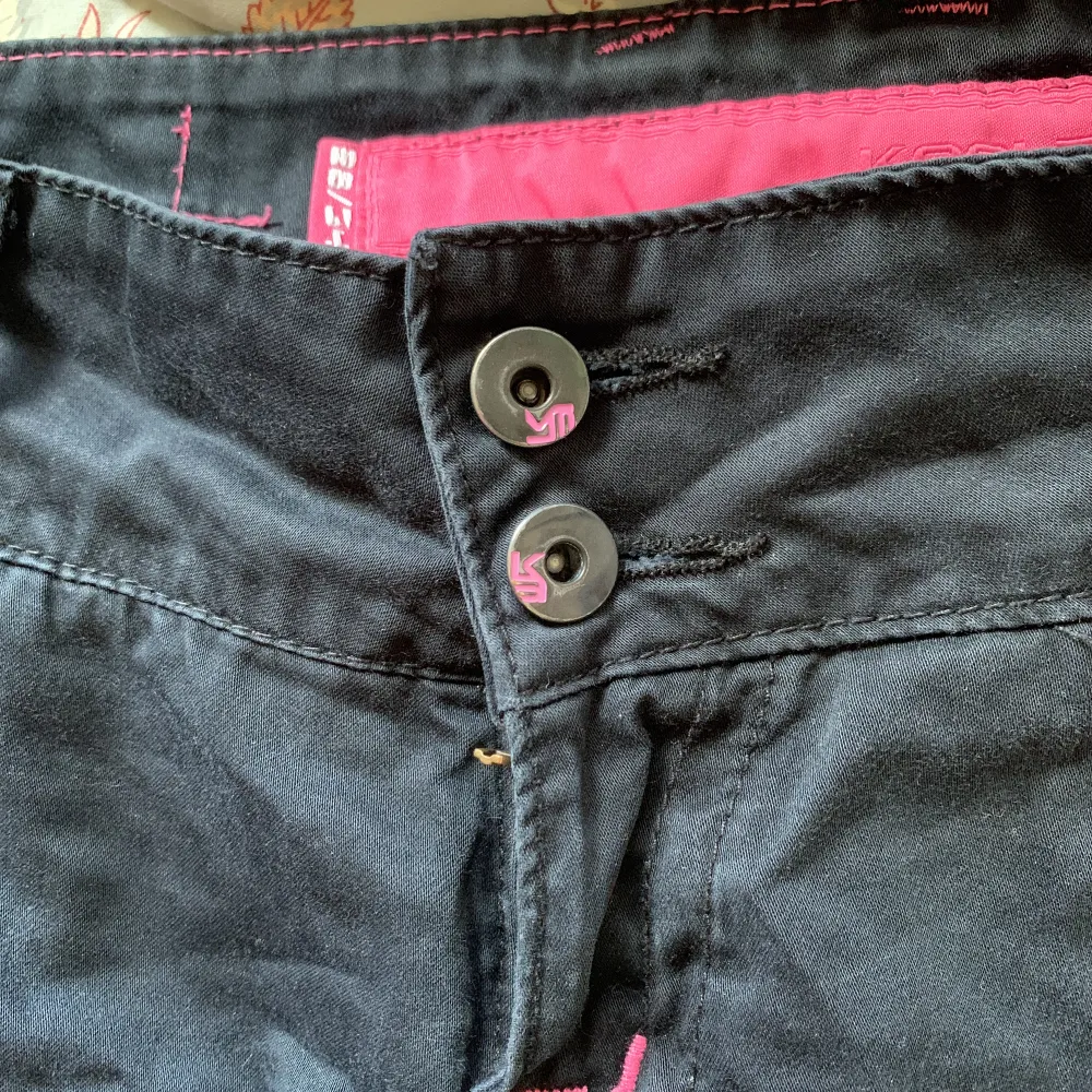 Svarta jeans från märket koola anna! Jättefina och i fint skick, har bara märkt att jag själv inte använder dem.  För mer info, mått eller bilder skriv privat 🫧. Jeans & Byxor.