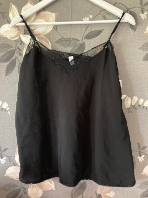 Gulligt linne - Fint och elegant linne!😍 Litet i storleken, mer som m-l.  Tar endast Swish och Postar så snabbt som möjligt!🤩