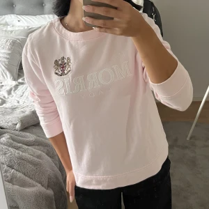 Rosa tröja - Ljus rosa tröja från Morris 🩷 Säljer då den inte kommer till användning längre 🫶🏽Ordinarie pris 999kr