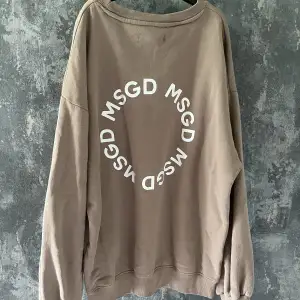 Beige sweatshirt från missguided med tryck på ryggen. Finns sömmar där bak vid lappen som syns på utsidan, det syns på bilden och var så när jag köpte den. Även en liten fläck på magen. Annars i bra skick. Inköpspris ca 400