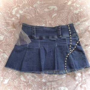 Mini kjolen är i bra skick och har använts sparsamt. Skriv gärna kommentar eller dm om du har några frågor!<3