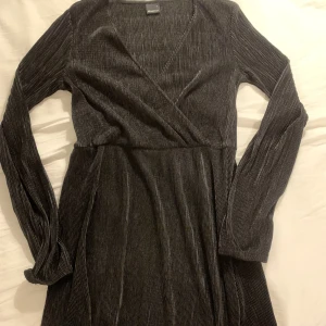 svart klänning  - i väldigt bra skick, färgen är inte urtvättad , jag tog bild med starktljus så att materialt skulle synas