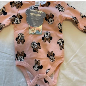 Bebiskläder 3-6 månader  - Helt ny med prislapp på. Passar bebisar 3-6 månader  