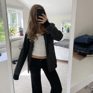 Jacka i skinnimitation  - Säljer denna jacka i skinnimitation 