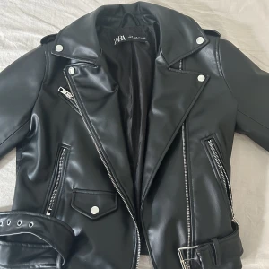 Zara skinnjacka - Knappt använd skinnjacka ifrån zara i väldigt fint skick. Storlek M men är som S. Pris kan diskuteras 