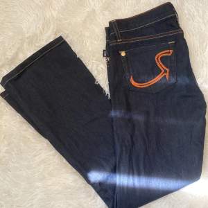 Ett par rock & republic mörkblåa lågmidjade jeans i strl S