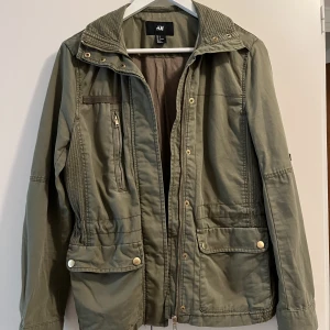 H&M jacka - Militärgrön jacka från H&M. Två lager tyg. Bra skick.