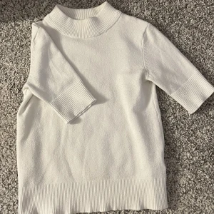 Stickad t-shirt - Superfin tröja från Vila. Sparsamt använd och i väldigt fint skick. Strl Xs 