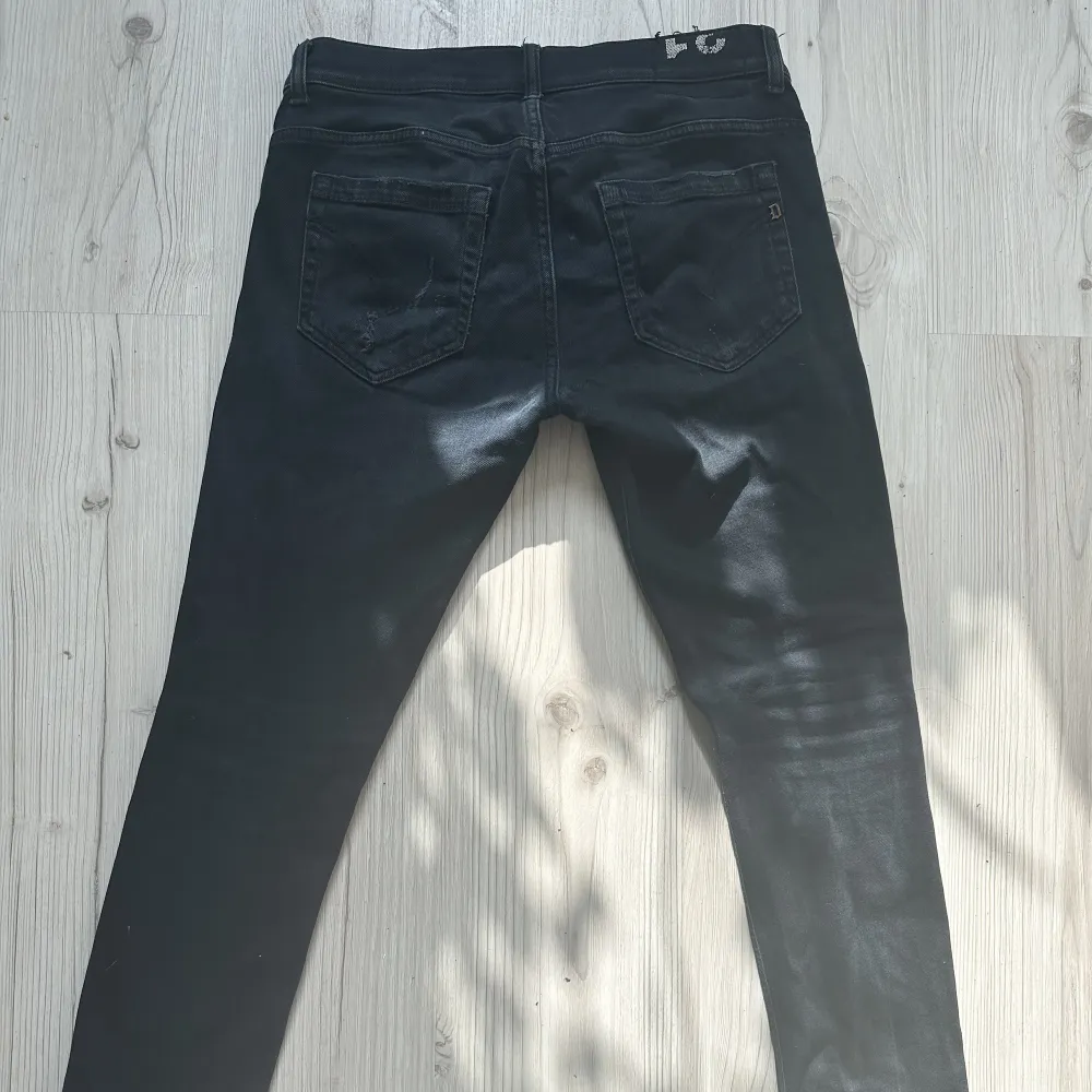 Snygga mörkblåa dondup jeans i den klassiska modellen 