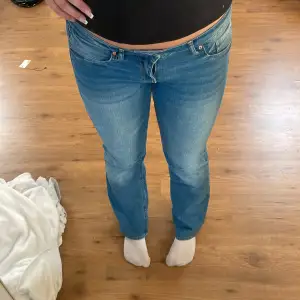 low waist jeans från h&m, små i storlek. nyskick! 
