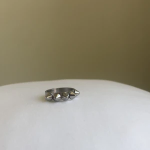 Så fin edblad ring !! - Edblad ring i silver 😍😍 sparsamt använd. tryck på köp nu ❤️