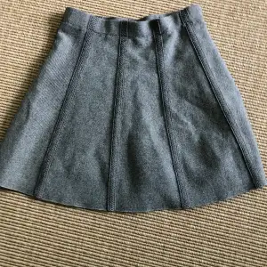 Jättefin kjol från Zara, är alldeles för stor ( brukar ha 23) för mig men har fått den av min kusin💗