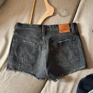 Levis 501, midwaist. Jag är 160! 26 inches är ca 66cm i midjan. 