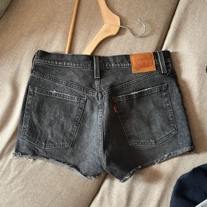 Levis 501 midwaist  - Levis 501, midwaist. Jag är 160! 26 inches är ca 66cm i midjan. 