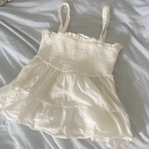 Söt topp - Topp från asos, köpt ca 1 och ett halvt år sedan men inte använt så mycket. Skriv gärna innan ni använder köp nu💗