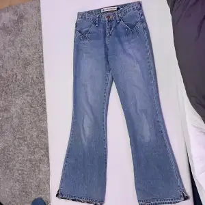 Ett par lågmidjade ljusblåa jeans med silvriga nitar på fickorna🩵Original pris: 500kr Skriv ifall ni har några frågor! :)