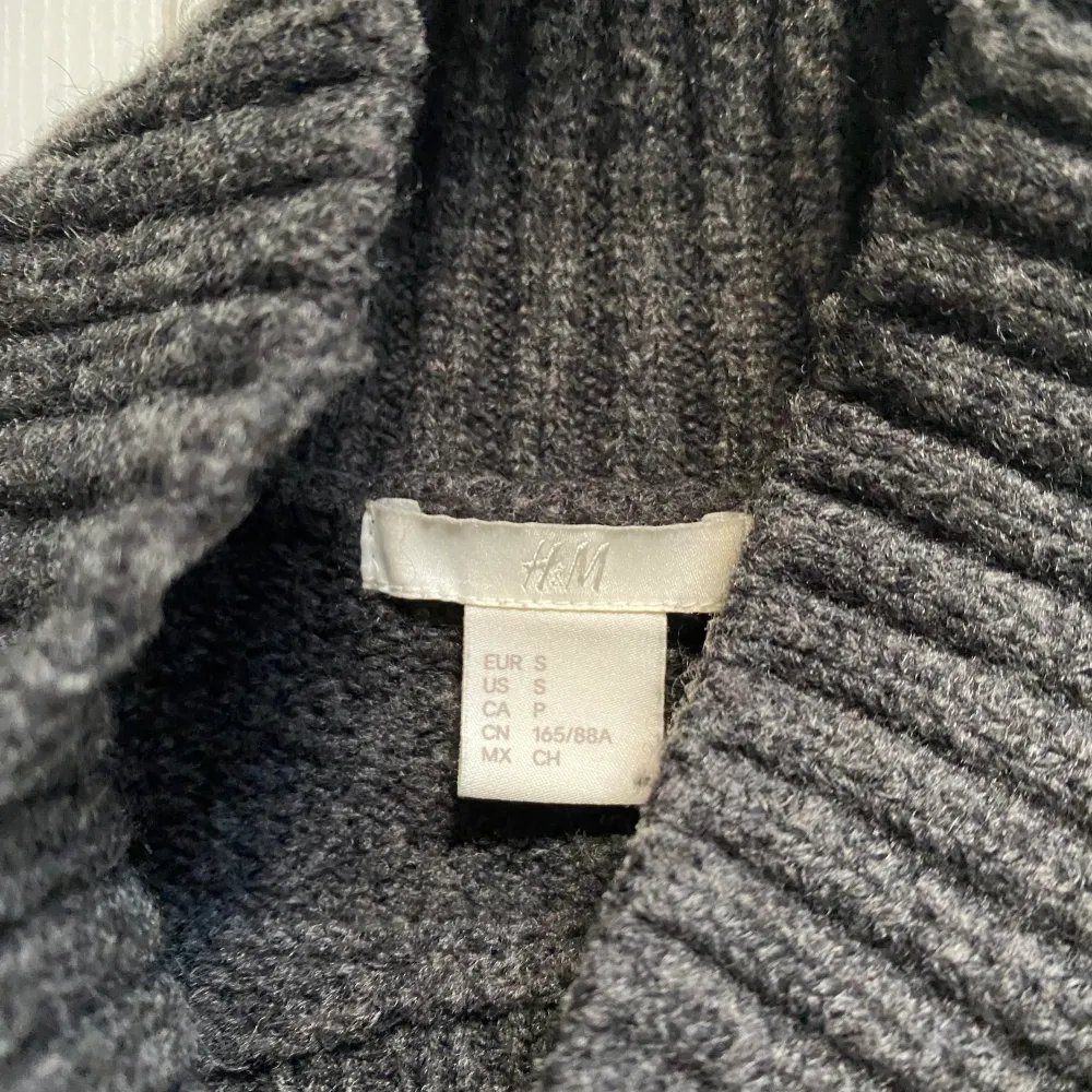 Säljer nu denna stickade tröjan ifrån hm i stolek s, har en hög krage🫶🏻färg mörkgrå! Den sticks inte den är super skön och mjuk, den är ej använd endast testad🫶🏻🤍så inga fläckar eller hål! Säljer för 200kr+frakt . Hoodies.