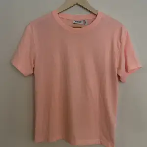 Neon rosa T-shirt från Weekday