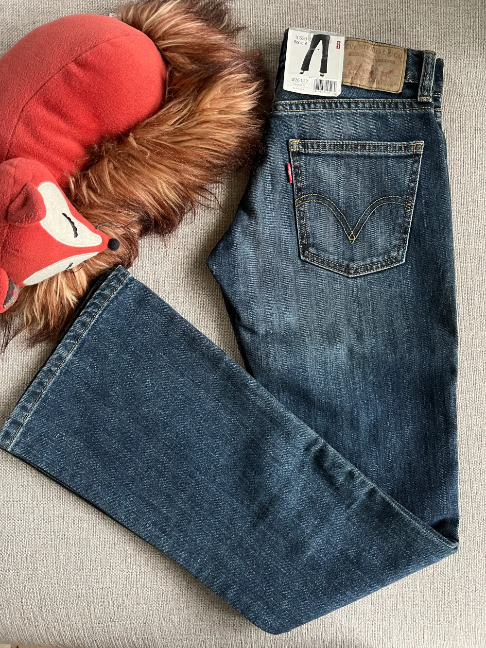 Helt nya bootcut-jeans från 2000-talet med rak passform. Märkta med tagg.   Midja: 35cm, innerbenslängd: 79cm. Jeans & Byxor.