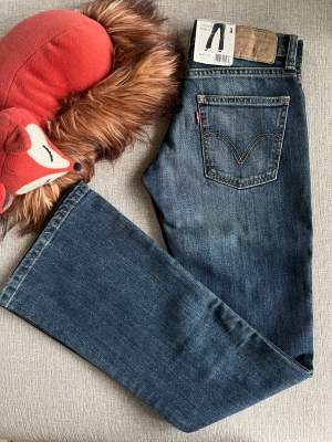 Helt nya bootcut-jeans från 2000-talet med rak passform. Märkta med tagg.   Midja: 35cm, innerbenslängd: 79cm