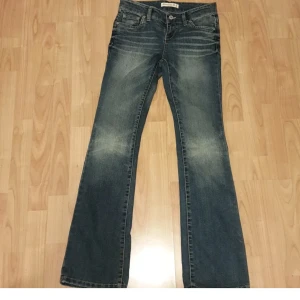 Lågmidjade jeans - Säljer dessa jätte fina lågmidjade jeansen från Lindex i storlek 34, i bra skick💘💘 kontakta gärna om du är intresserad